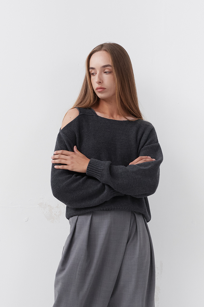 Джемпер вугільний з відкритим плечем (СВ 61)